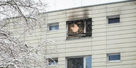 Fenster in einem Wohnhaus nach einem Brand