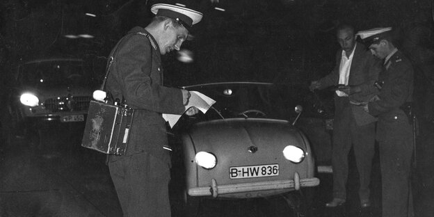 Historische Aufnahme von Polizisten bei einer Verkehrskontrolle