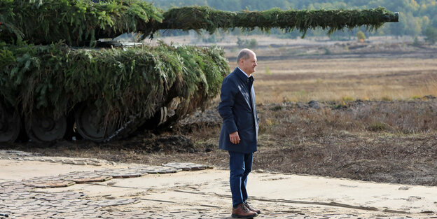 Bundeskanzler Olaf Scholz vor einem Kampfpanzer Leopard 2