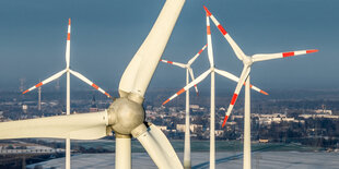 Windräder in winterlicher Landschaft