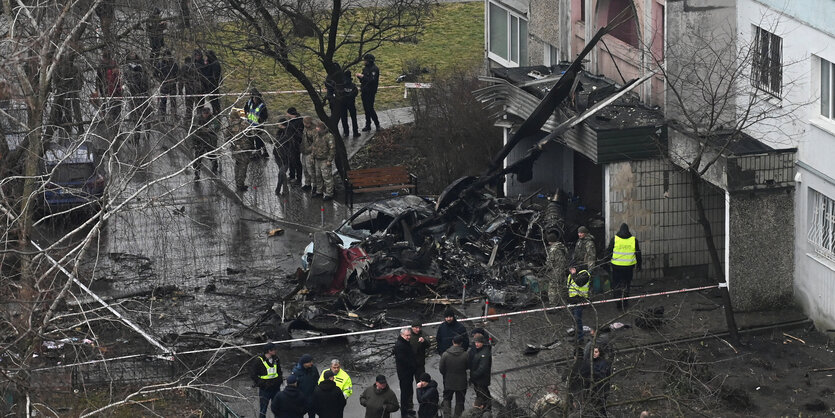 Reste eines Helicopterabsturzes liegen vor einem Wohnhaus