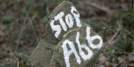 Stop A 66 ist mit weißer Arbe auf einen Stein geschrieben