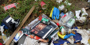 Müll und leere Verpackungen auf der Straße