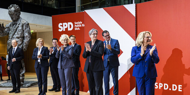 Klatschende SPD-Minister*innen auf einer Bühne