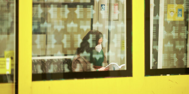 Eine Frau liest in der U-Bahn