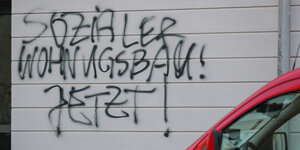 Wand-Spruch: "Sozialer Wohnungsbau jetzt!"