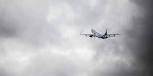 Flugzeug vor Wolkenhimmel