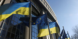 Flaggen der EU und der Ukraine