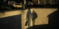 Schatten von Fußgängern in einer Moskauer Unterführung nahe des Kreml