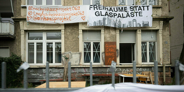 Transparente hängen an der Fassade eines besetzten Hauses in Frankfurt