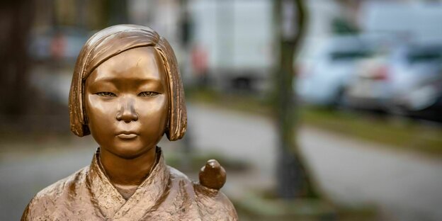 Eine junge Fraus als Skulptur: das „Trostfrauen“-Mahnmal in Berlin-Moabit (ein Ausschnitt)