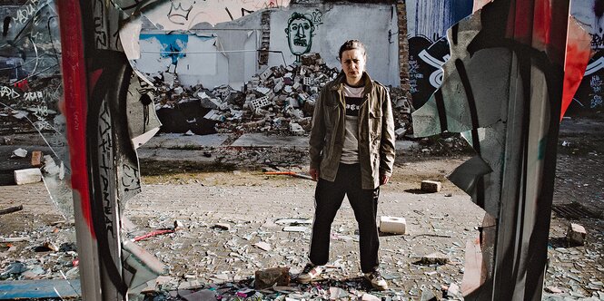 Lena Störfaktor steht auf einer Baustelle