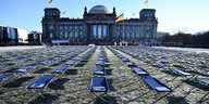 Feldbetten vor dem Reichstagsgebäude