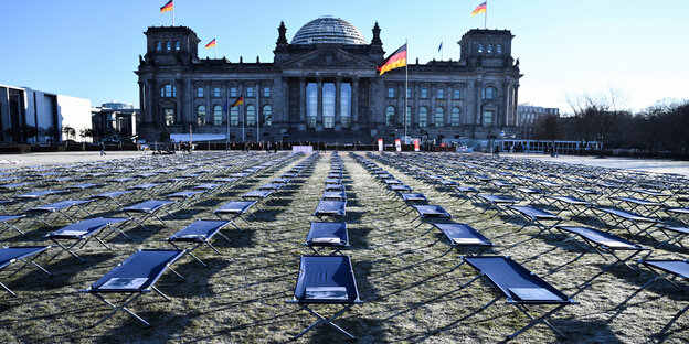 Camp beds in front of the Reichstag