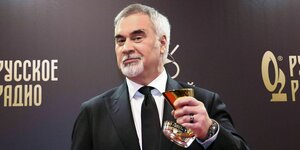Waleri Meladse bei der Verleihung des Musikpreises Goldenes Grammophon in Moskau - er hält den Pokal in der Hand