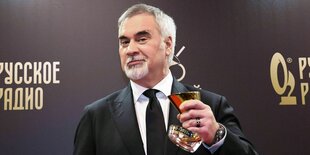 Waleri Meladse bei der Verleihung des Musikpreises Goldenes Grammophon in Moskau - er hält den Pokal in der Hand