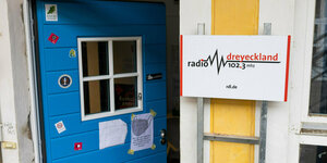 Die Polizei stand vor der blauen Tür zur Redaktion von Radio Dreyeckland