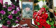Grab eines jungen Soldaten, geschmückt mit seinem Porträt, Blumen und kleinen Spielzeugautos