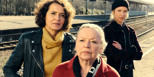 Die Kommissarinnen Lena Odenthal und Johanna Stern zusammen mit Odenthals Tante Nikola auf einem Bahnsteig
