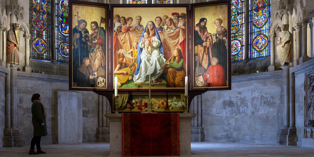 Betrachterin vor Marienaltar im Westchor des Doms in Naumburg