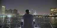 Bushido posiert mit dem Rücken zur Kamera vor der Skyline von Dubai