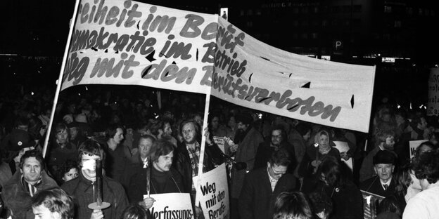 Opfer des Radikalenerlsses protestieren 1978