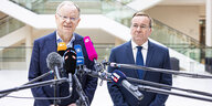 Ministerpräsident Stephan Weil (SPD) und Innenminister Boris Pistorius (SPD) stehen vor einer Reihe von Mikrofonen im Foyer des niedersächsischen Landtages und verkünden den Wechsel von Pistorius ins Bundesverteidigungsministerium.