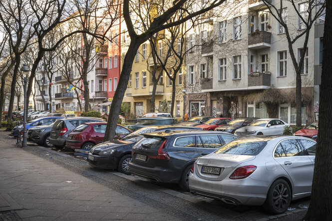 Parkende Autos in einer Straße