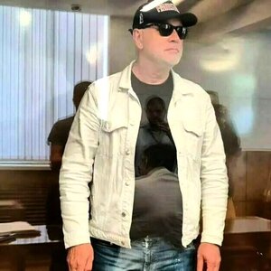 Dmitri Talantow mit Sonnenbrille und Bascap Dmitri Talantow mit Sonnenbrille und Bascap