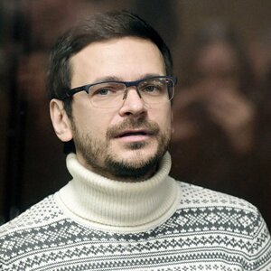 Ilja Jaschin mit Rollkragenpulli und Brille Ilja Jaschin mit Rollkragenpulli und Brille