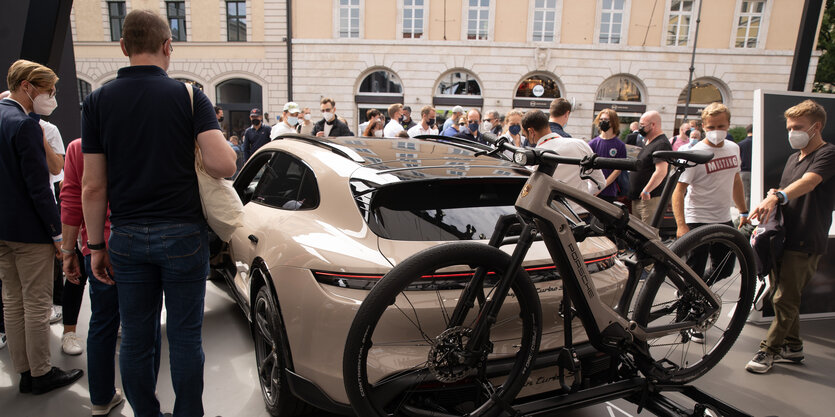 Auto von hinten mit Fahrrad auf Gepäckträger