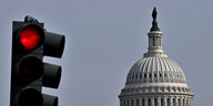 Eine rote Ampel vor dem Capitol in Washington