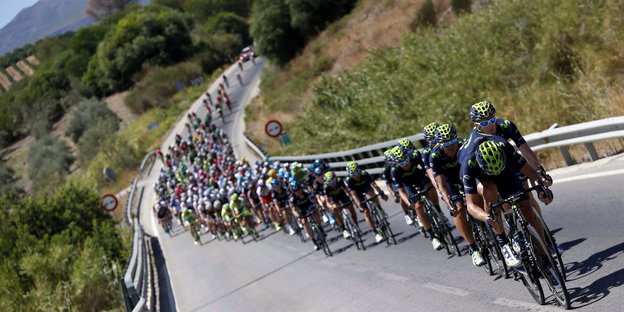 Radrennfahrer auf der Vuelta-Strecke zwischen Alhaurin de la Torre and Caminito del Rey.