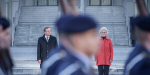 Boris Pistorius steht neben Christine Lambrecht bei einer Parade im Verteidigungsministerium.