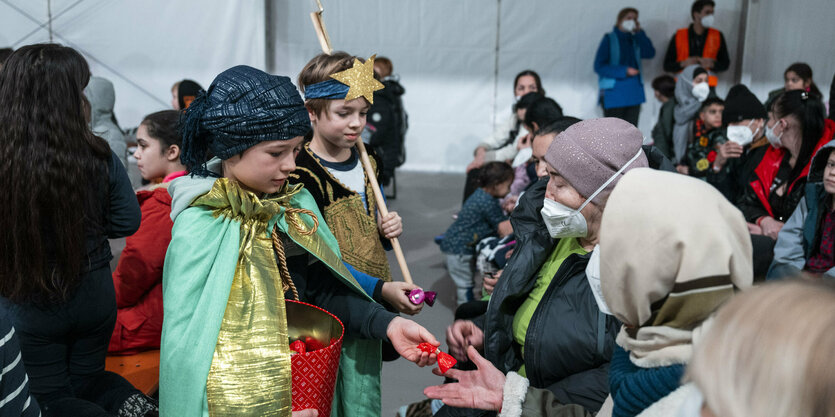 Sternsinger überreichen Süßigkeiten