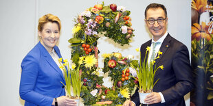 Giffey und Özdemir mit Blumen auf der Grünen Woche