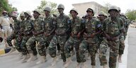 Somalische Soldaten bei einr Parade