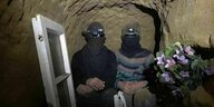 Zwei vermummte Personen in einem Tunnel