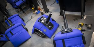 Stühle werden im Bundestag umgebaut