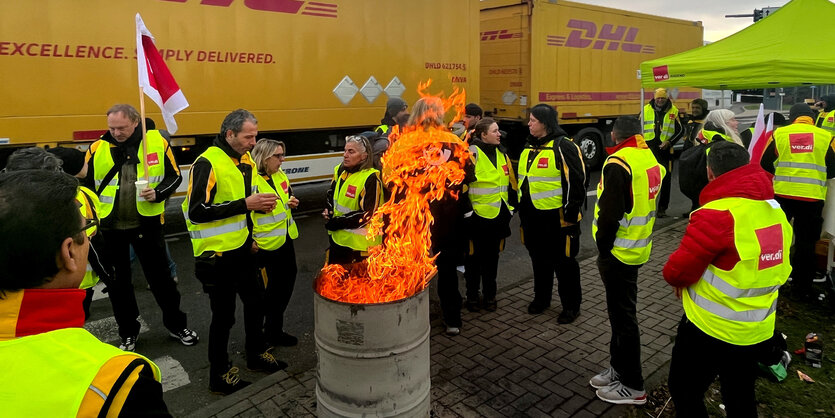 Streikposten mit Feuertonne bei der Post