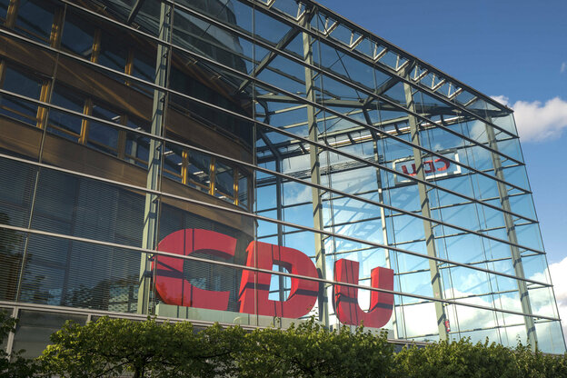 Die Fassade des Konrad-Adenauerhauses in Berlin mit dem großen CDU Logo in rot