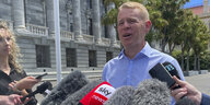 Chris Hipkins spricht zu Journalisten vor dem Parlamentsgebäude in Wellington