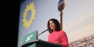 Das Bild zeigt Grünen-Spitzenkandidatin Bettina Jarasch beim Landesparteitag.