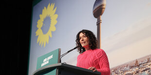 Das Bild zeigt Grünen-Spitzenkandidatin Bettina Jarasch beim Landesparteitag.