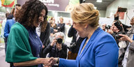 Das Bild zeigt die Politikerinnen Bettina Jarasch und Franziska Giffey.