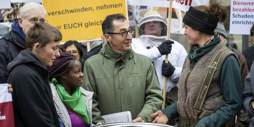 Cem Özdemir steht bei einer Demonstration der Organisation «Wir haben es satt!» zu «Gutes Essen für alle - statt Profite für wenige» vor dem Auswärtigen Amt