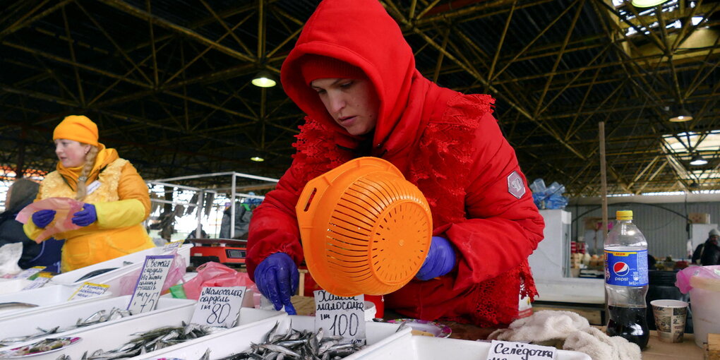 Marktfrauen verkaufen Fisch