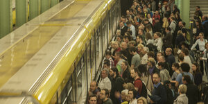 Menschen drängen sich in eine U-Bahn