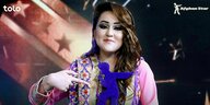 Die 18-jährige Sahra Elham freut sich im Finale von «Afghan Star», der afghanischen Version von «American Idol», über die Siegertrophäe.