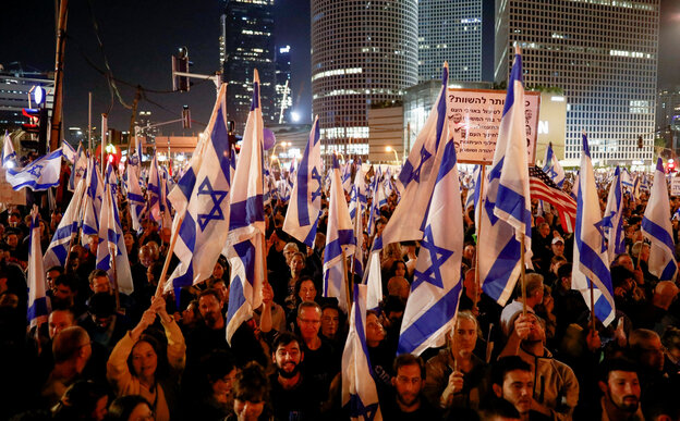 Israelis protestieren in Tel Aviv gegen die Regierung.